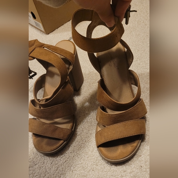 Universal Thread Block Heels - Picture 2 of 6